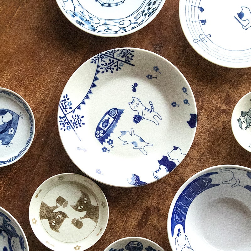 Japanese Mino ware plate with playful cat illustrations.