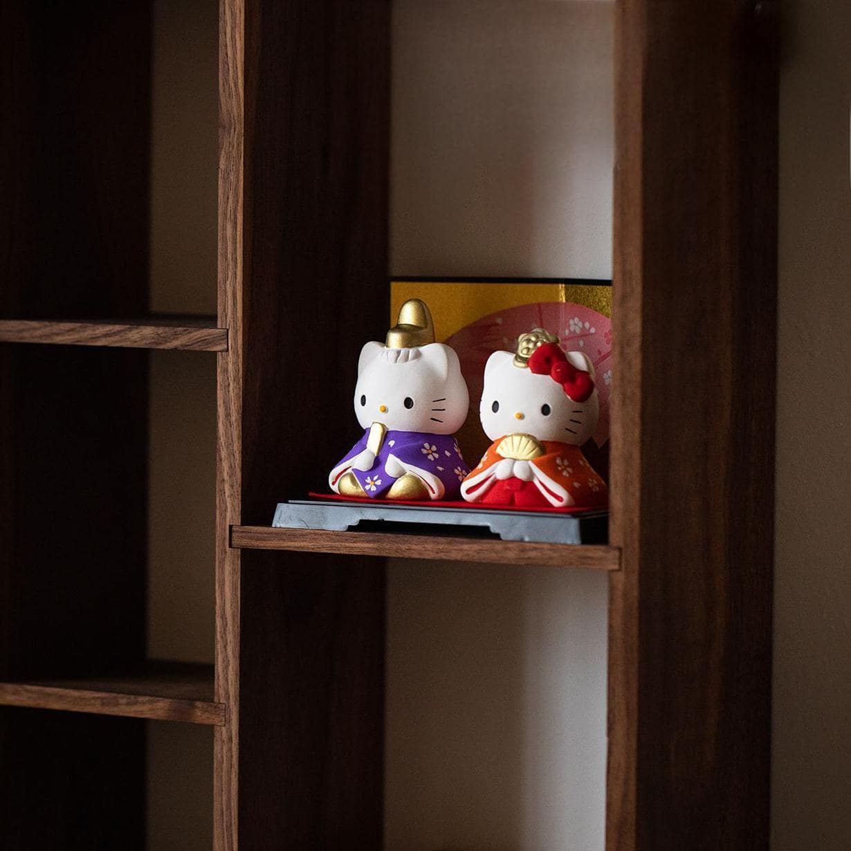 Hello Kitty couple ceramic ornaments with a golden folding screen backdrop