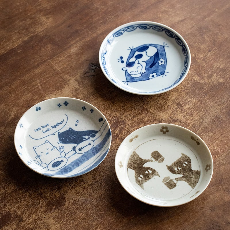 Cute blue-and-white ceramic bowl featuring cat motifs.