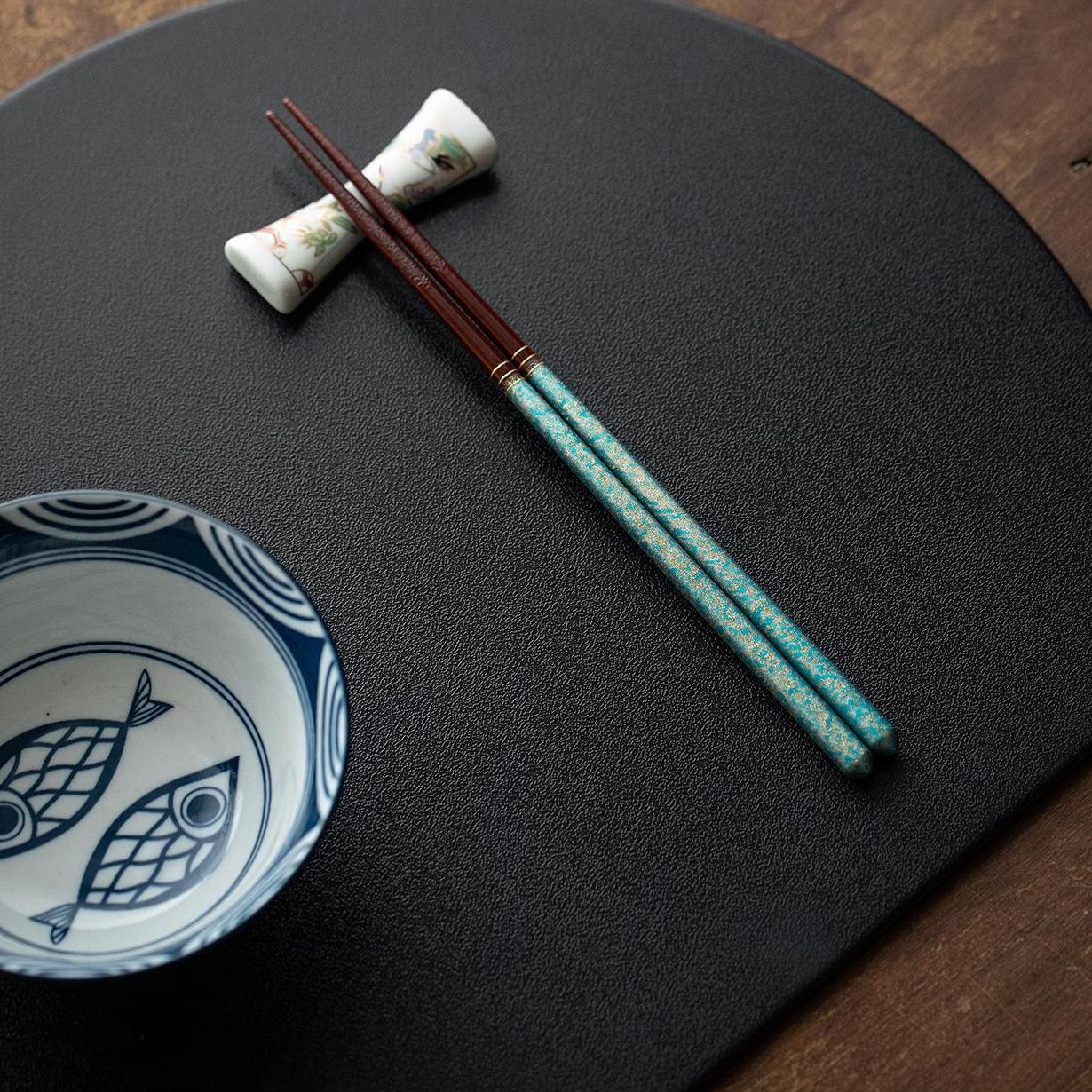 Non-slip pointed chopsticks made from premium wood.