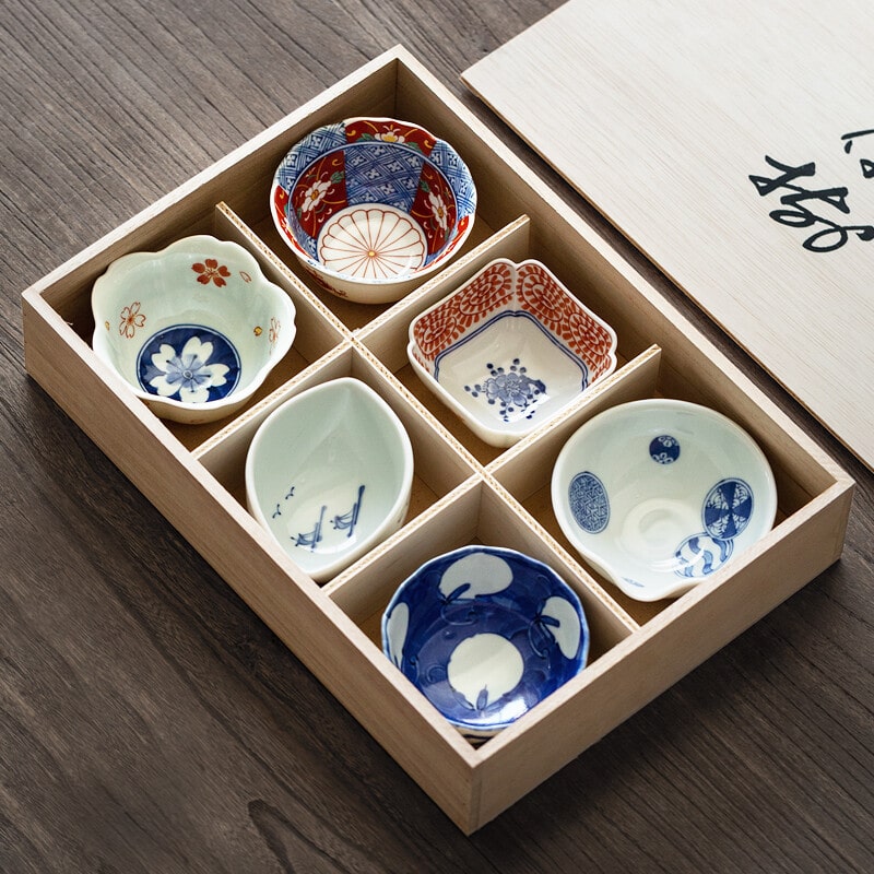 Japanese Hasami-yaki blue and white bowl set in a wooden gift box