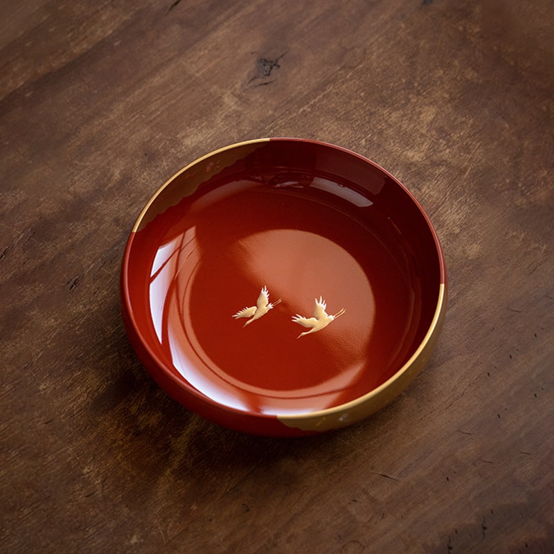 Handmade Yamanaka lacquerware plate with gold feather crane design.