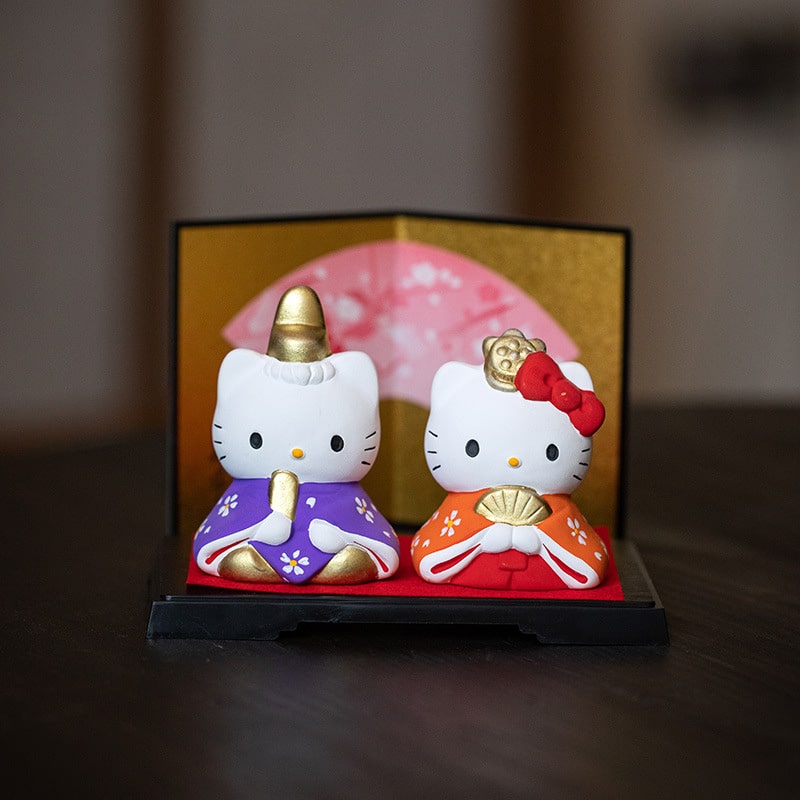 Hello Kitty couple ceramic ornaments with a golden folding screen backdrop