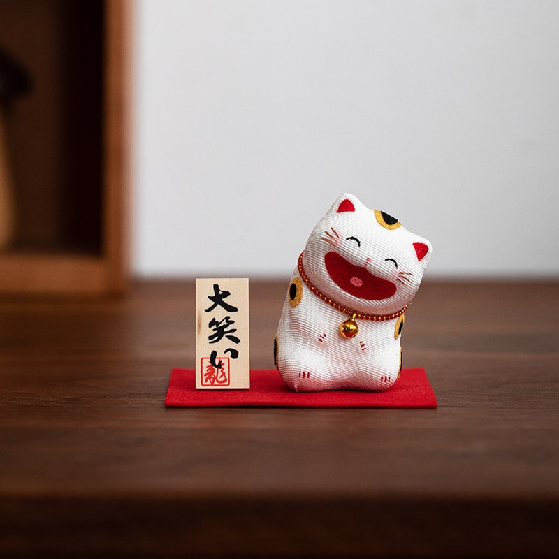 Japanese lucky cat ornament with cheerful expression