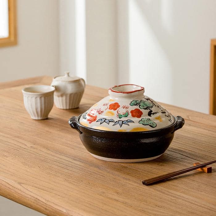 Close-up of the intricate cat illustration on the Mino ware pot.