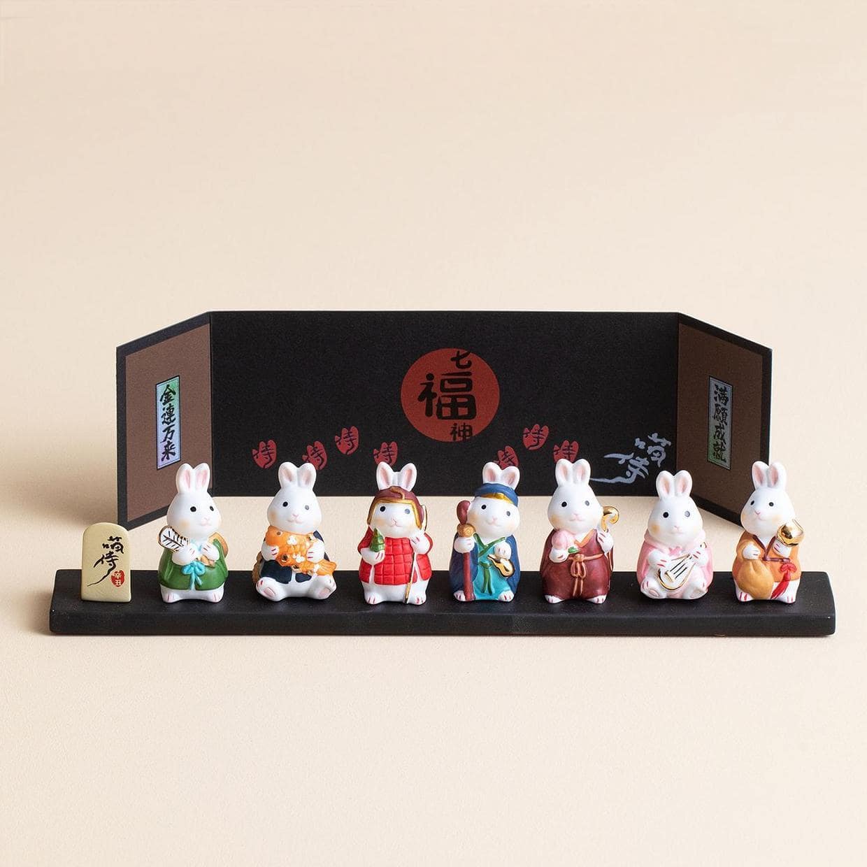 Japanese-style lucky cat ornaments in elegant gift box