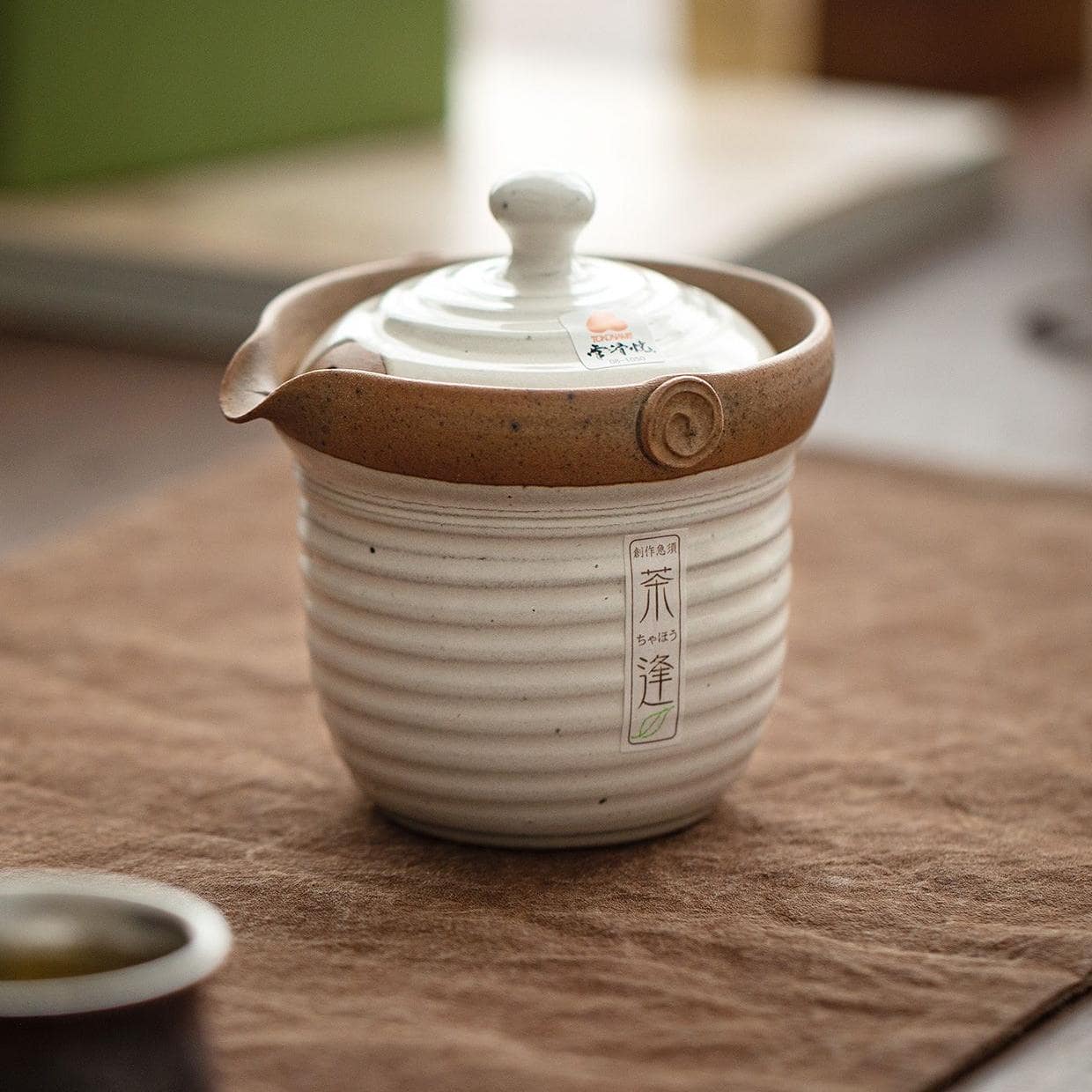 Pouring tea using the Tokoname ceramic teapot