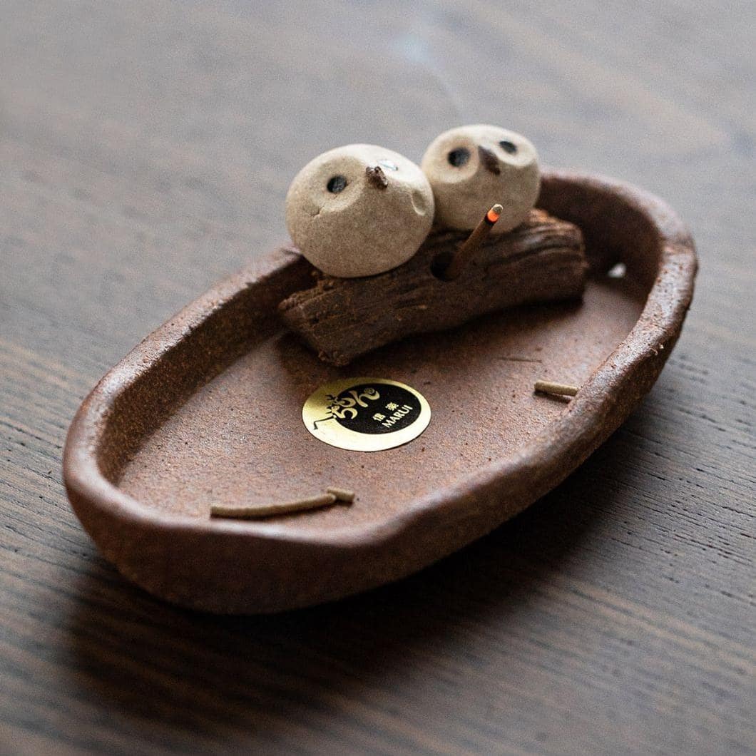 Shinraku pottery cat-themed incense burner with floral accents.