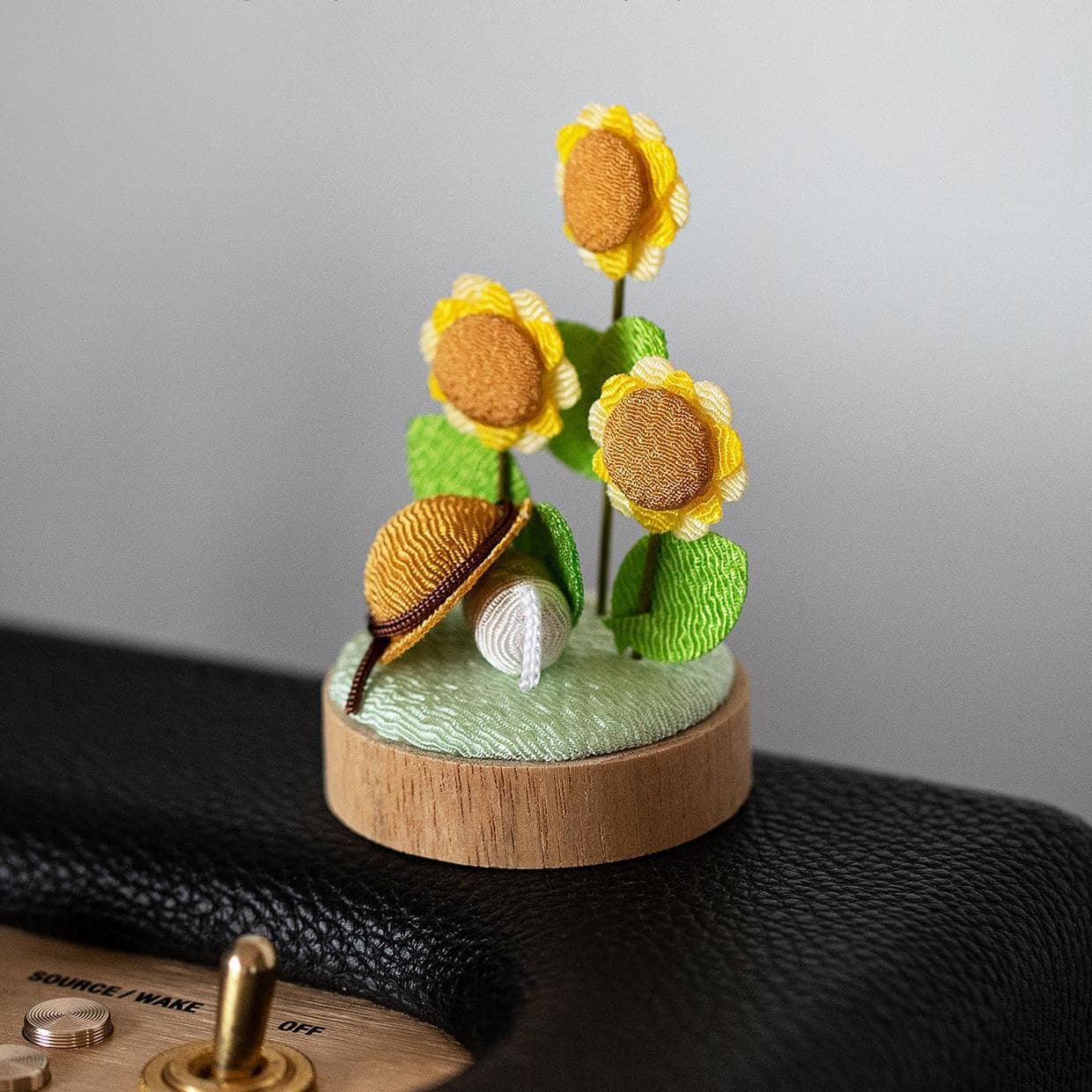 Minimalist Japanese autumn leaf desktop ornament