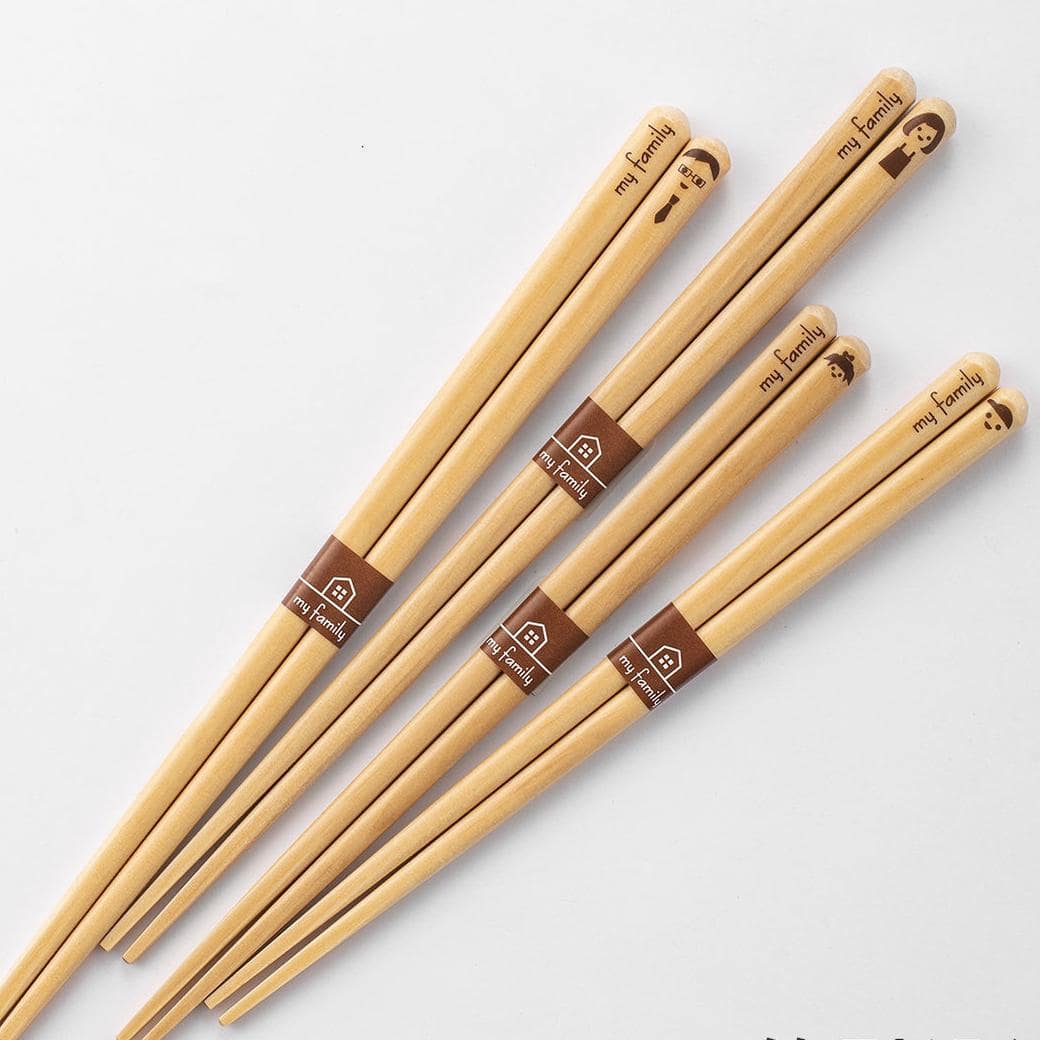 Lightweight bamboo chopsticks featuring family motifs.