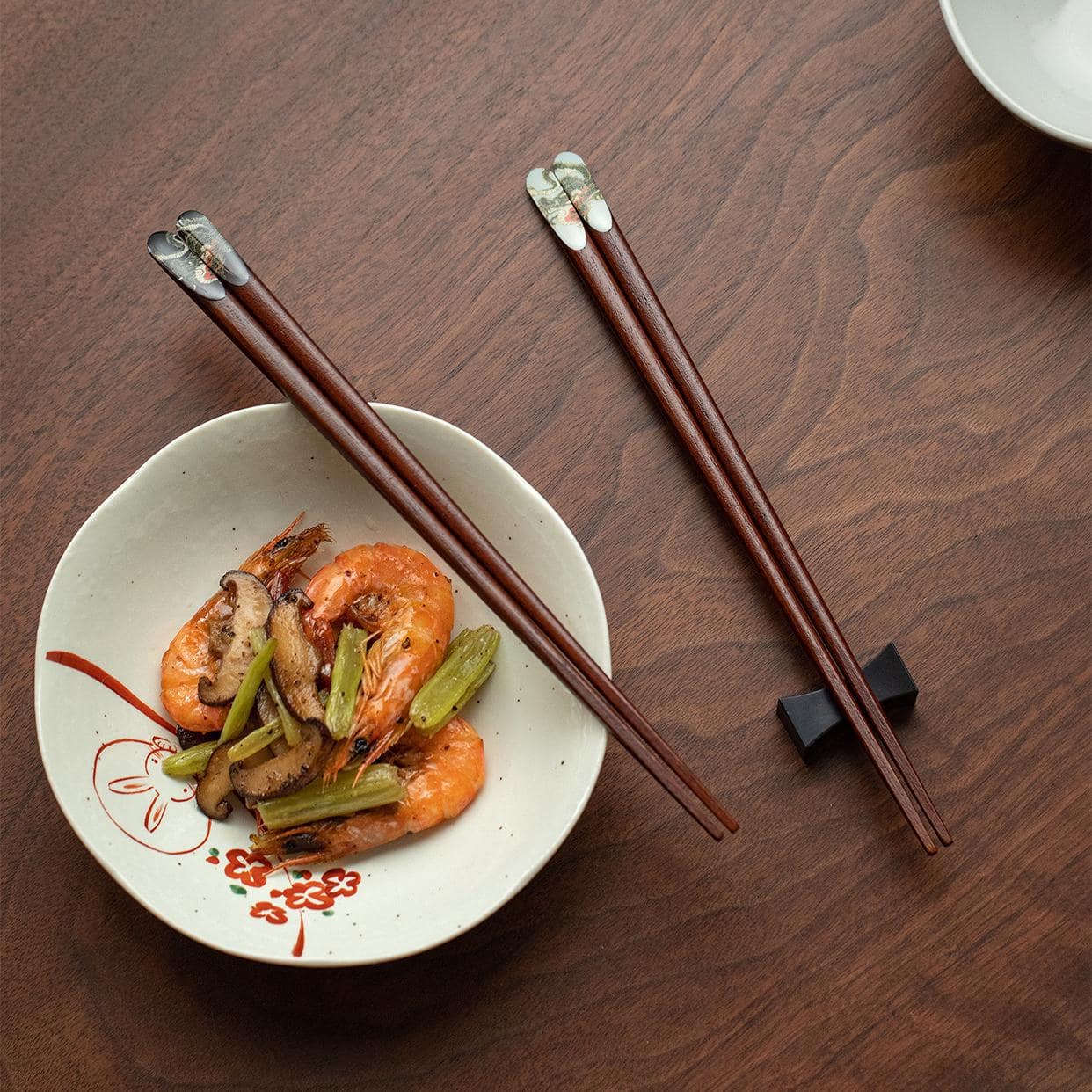 Circular arrangement of dragon-patterned chopsticks