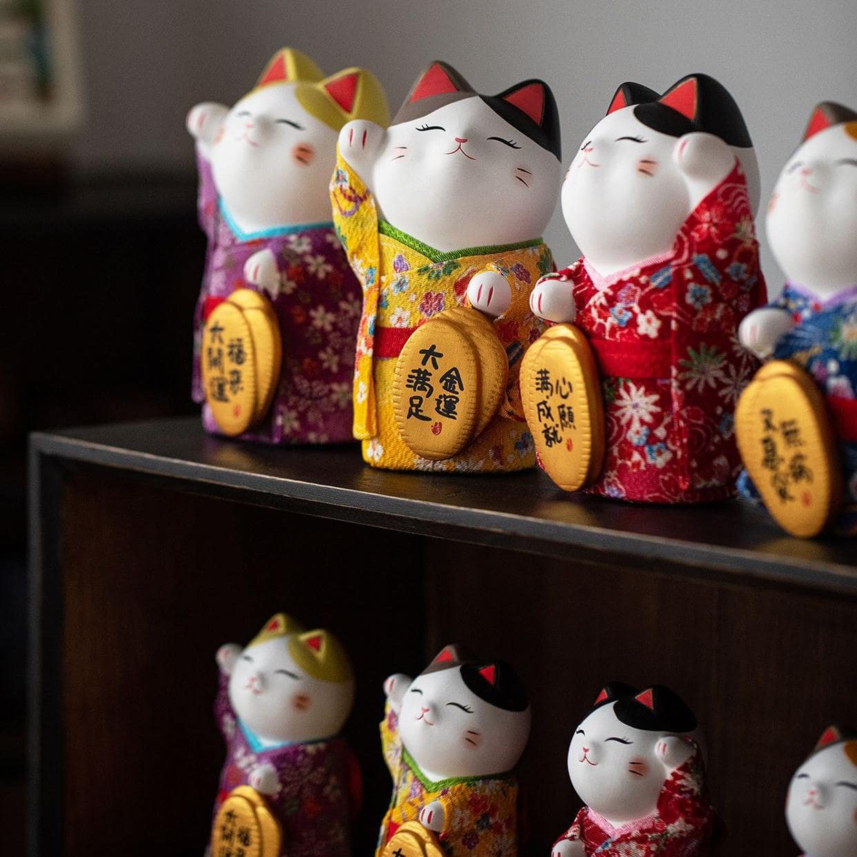 Japanese-style lucky cat ornament, perfect for housewarming gifts.