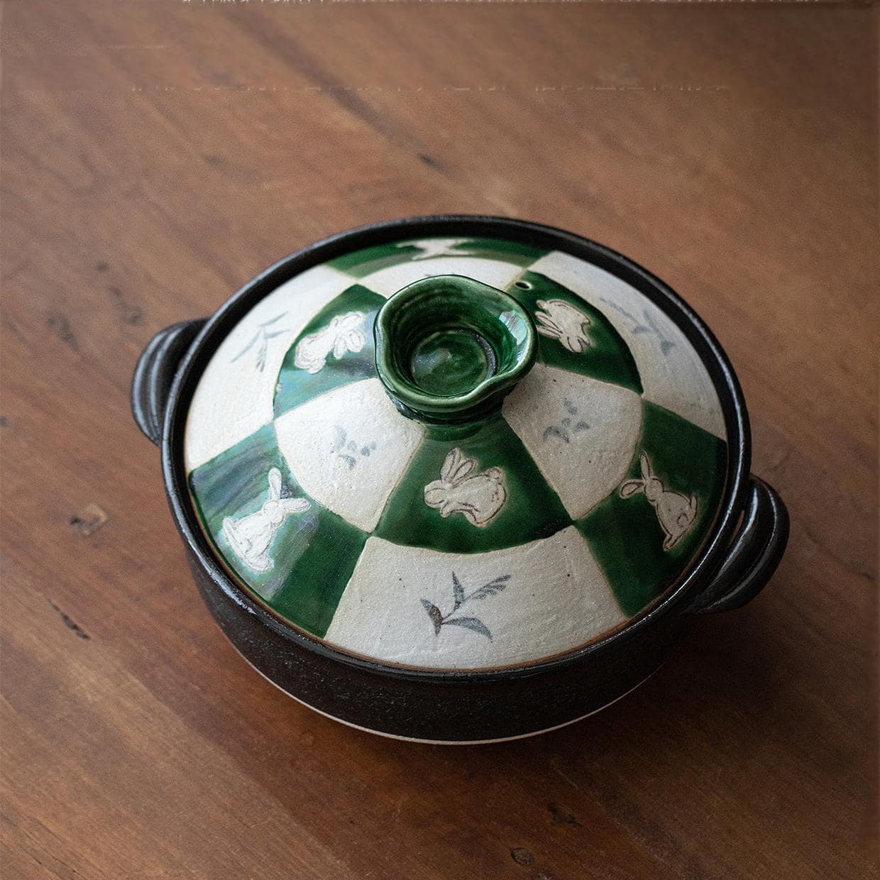 Elegant Japanese Wan Gu Yaki clay pot set with green accents