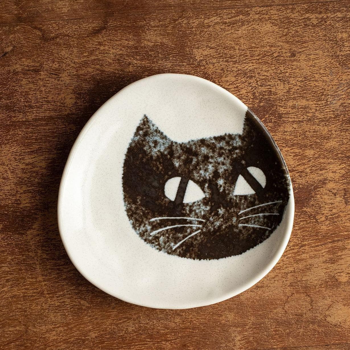 Authentic Japanese Mino-yaki dessert plate with playful cat design