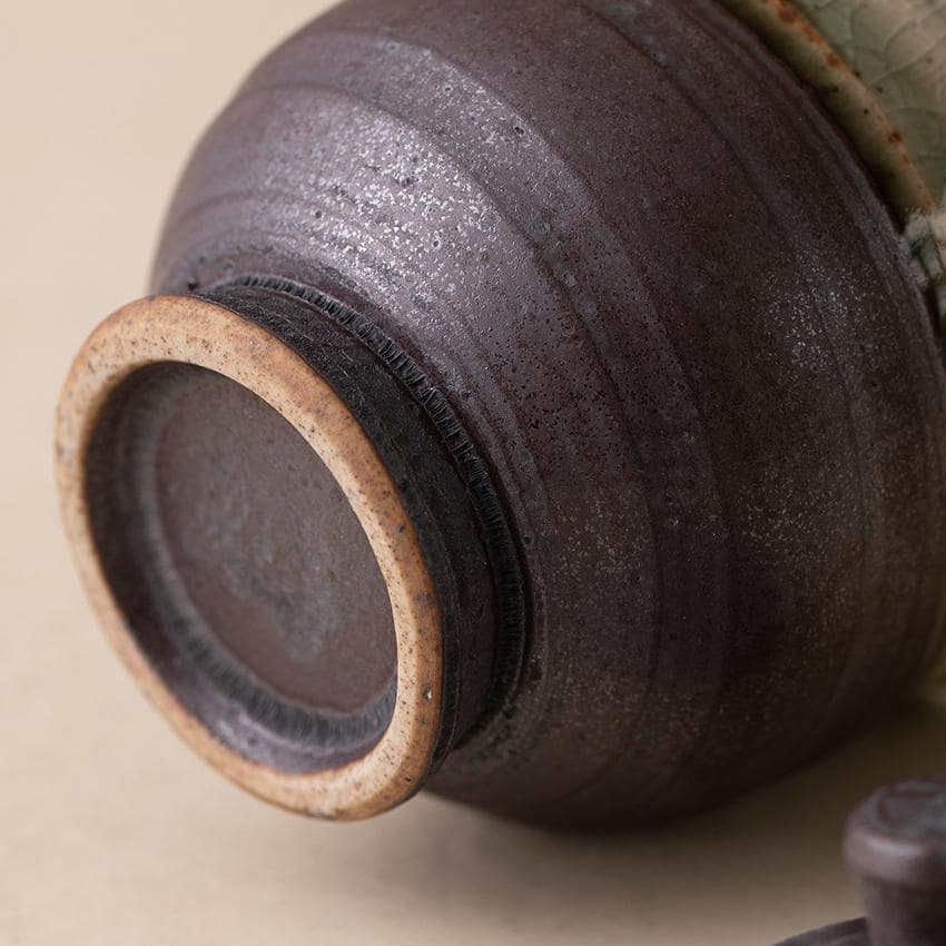 Stoneware dessert bowl with lid showcasing retro Japanese design