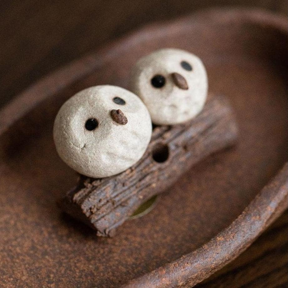 Shinraku pottery cat-themed incense burner with floral accents.