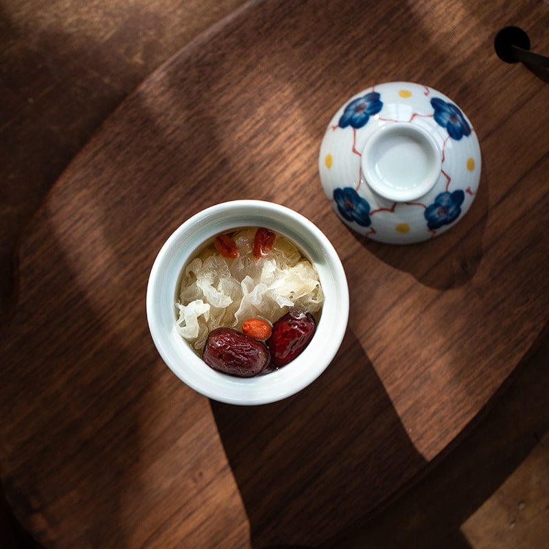 Stoneware dessert bowl with lid showcasing retro Japanese design