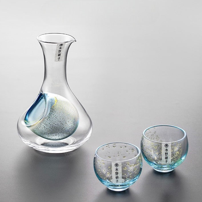 Compact and stylish sake set ideal for gifting.