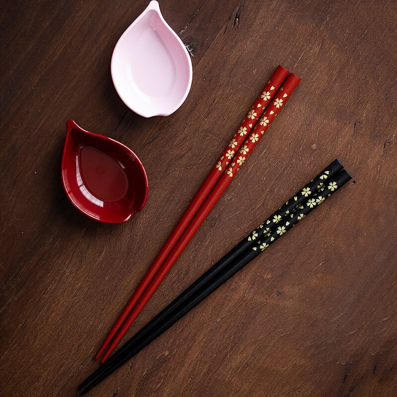 Matching cherry blossom bowls and chopsticks in gift box