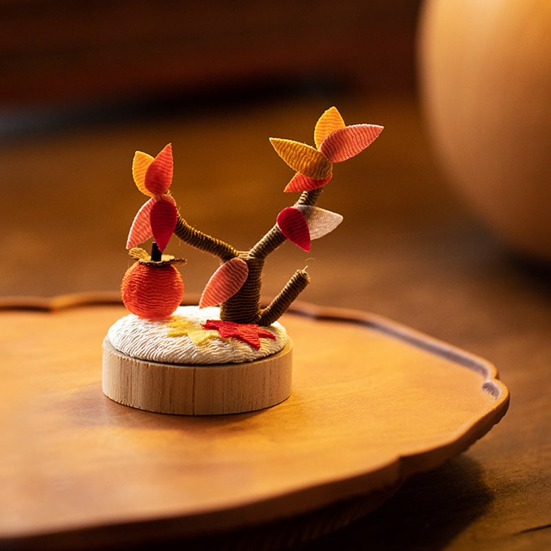 Minimalist Japanese autumn leaf desktop ornament