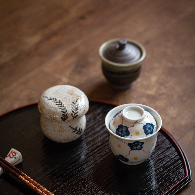 Ceramic bowl with lid for steaming and serving warm dishes