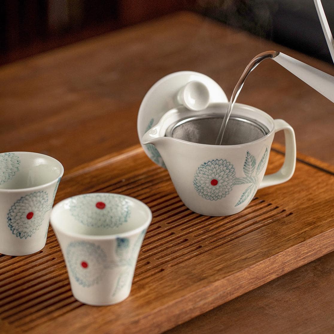 Durable and lightweight Japanese-style tea set.