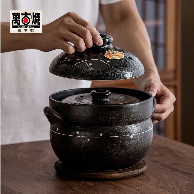 Japanese Wan Gu-yaki earthen casserole pot in black with double-layer design