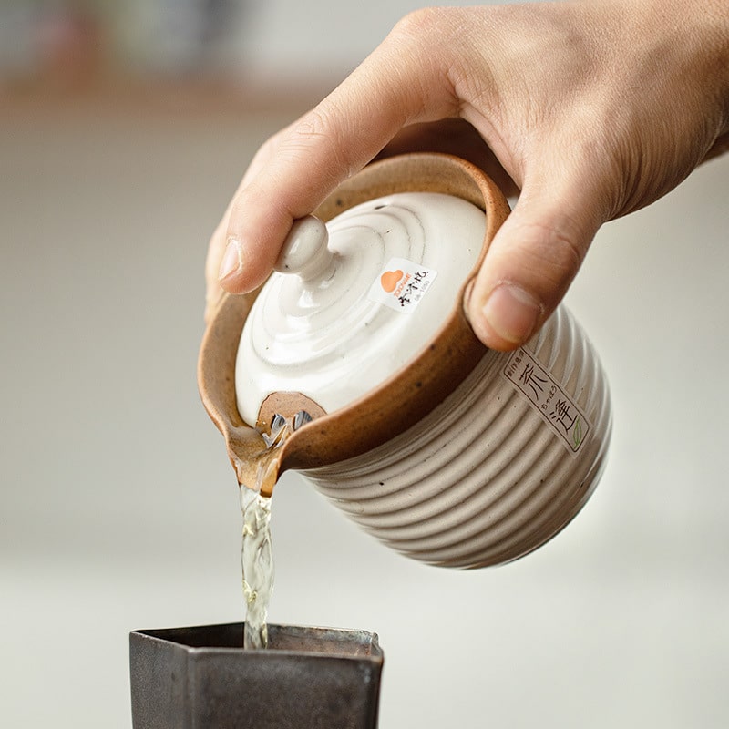 Pouring tea using the Tokoname ceramic teapot