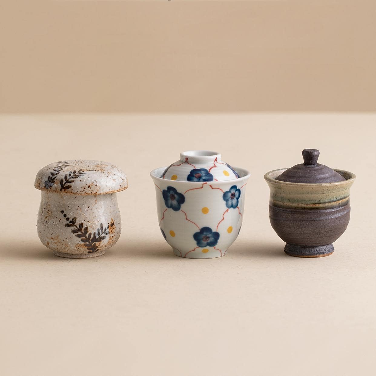 Japanese Mino ware covered bowl with floral pattern and lid