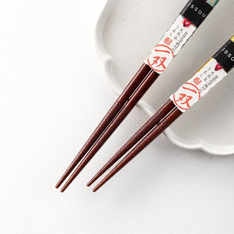 Non-slip pointed chopsticks made from premium wood.