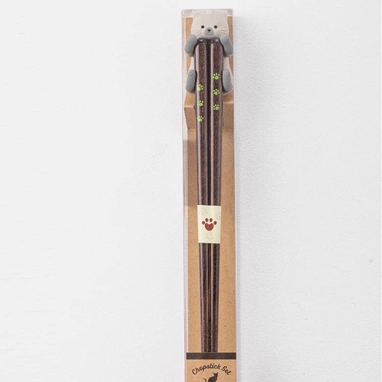 Adorable chopsticks with cat-shaped rests