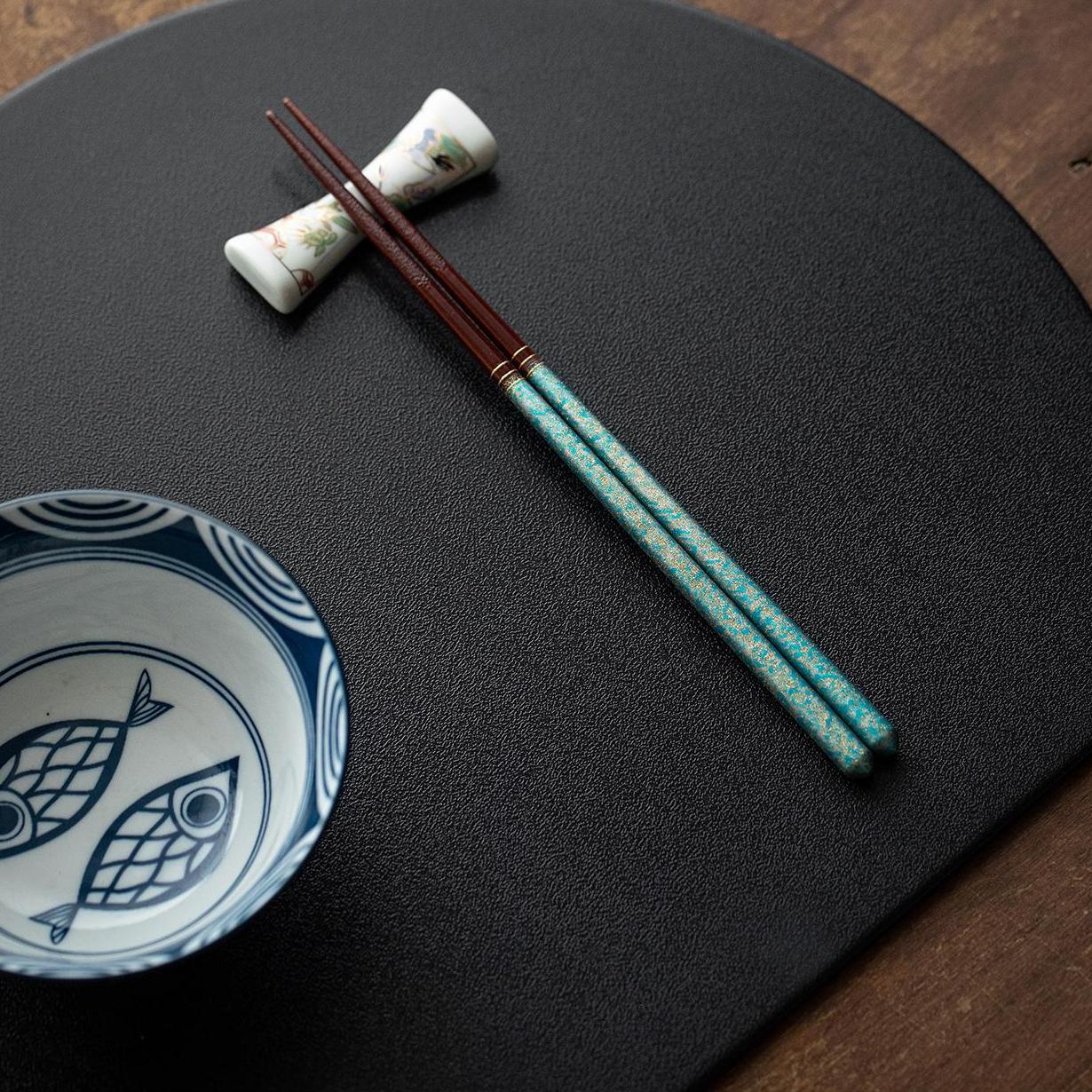 Non-slip pointed chopsticks made from premium wood.