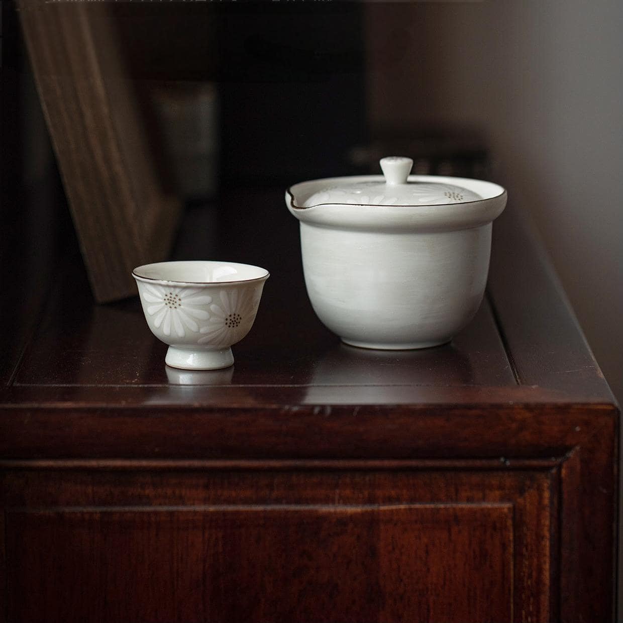 Nishikawa Sadazaburo Kiyomizu-yaki teapot pouring tea into a matching teacup.