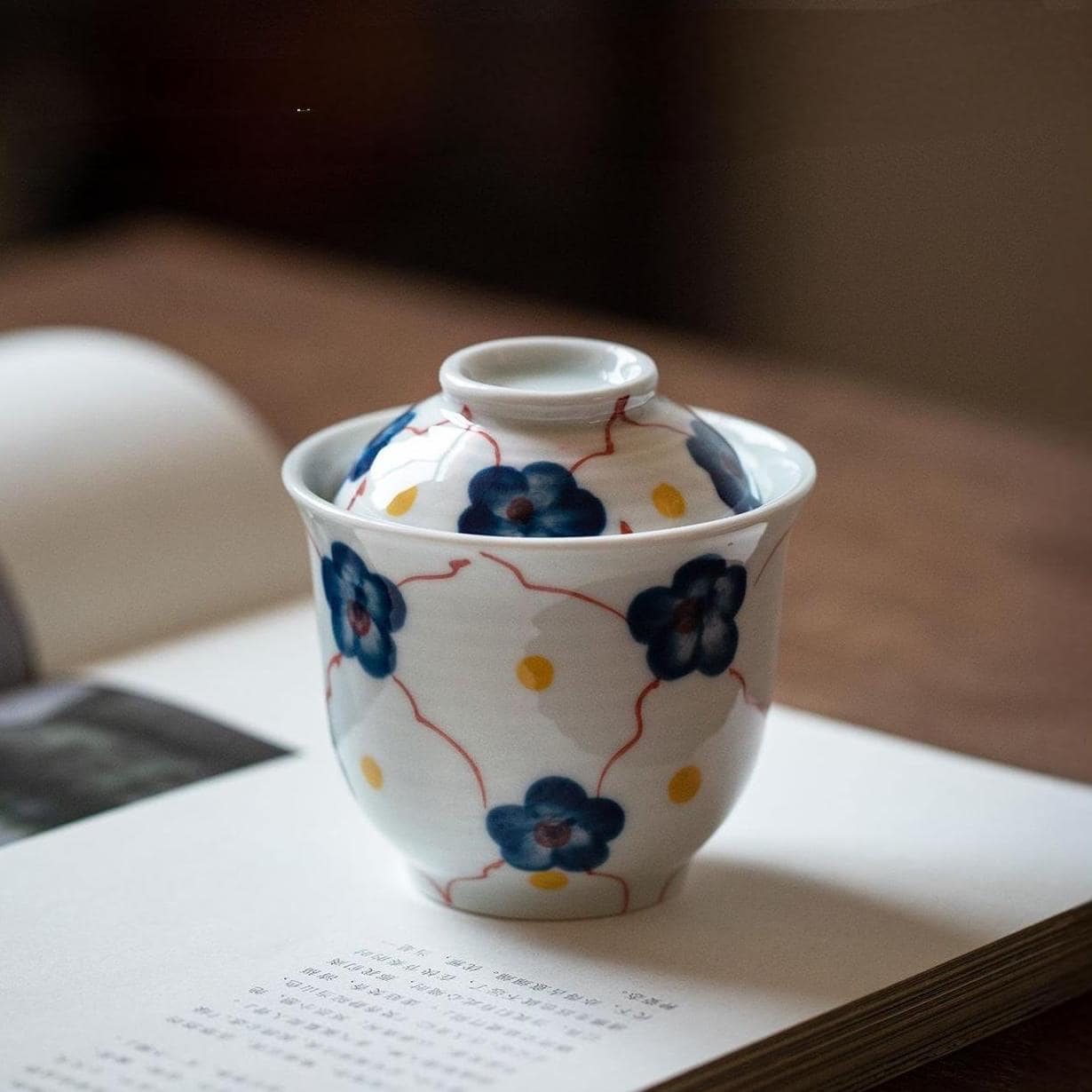 Ceramic bowl with lid for steaming and serving warm dishes