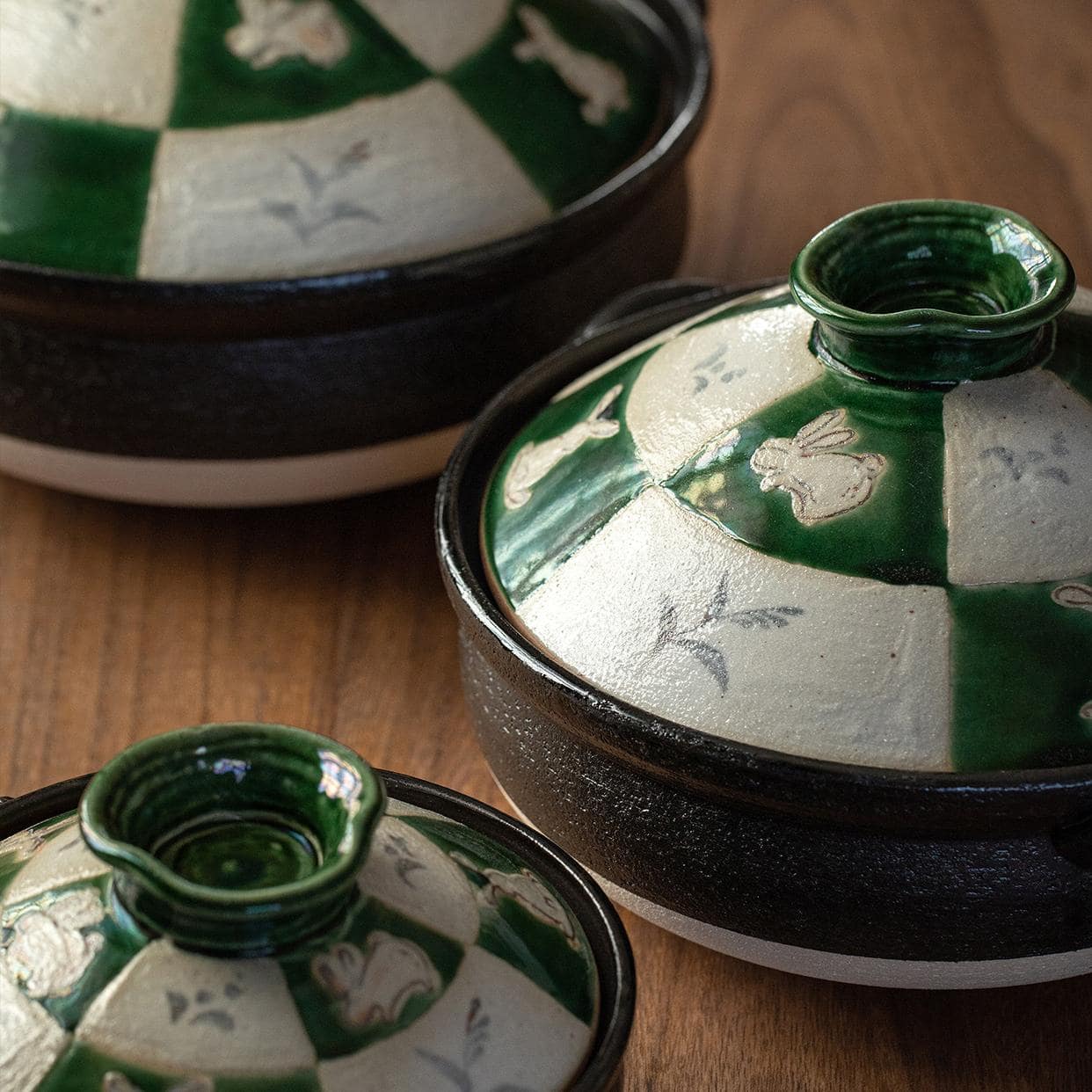 High-temperature resistant Japanese clay pot on wooden table