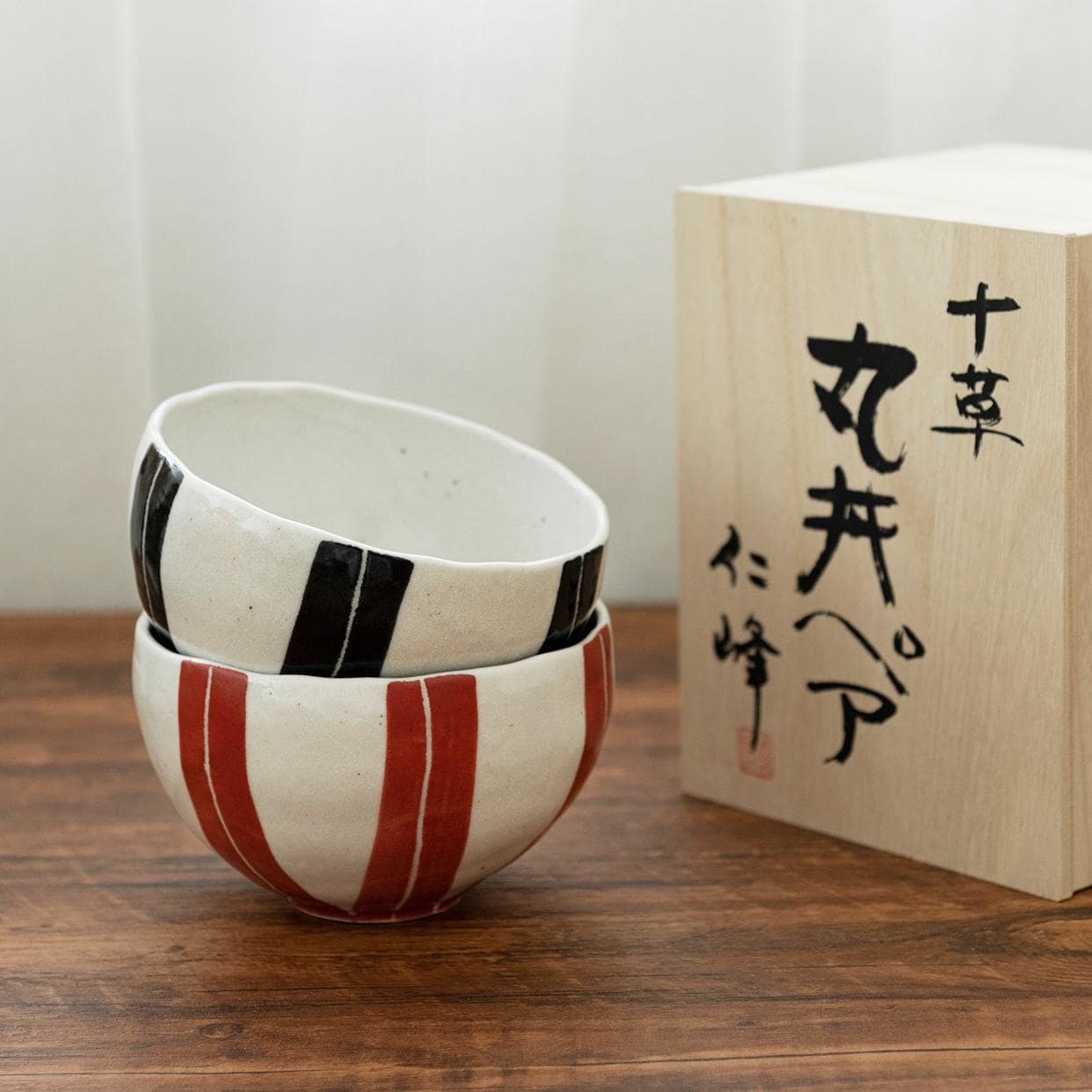 Japanese handmade Ten Grass ceramic bowl set in wooden box