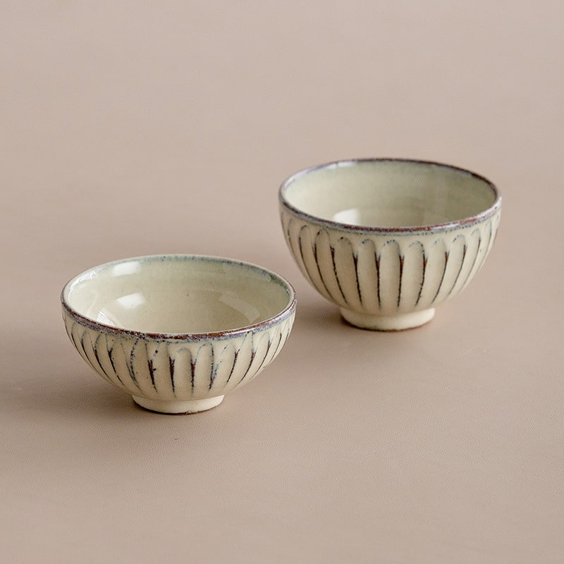 Ribbed ivory ceramic bowls with artisan details