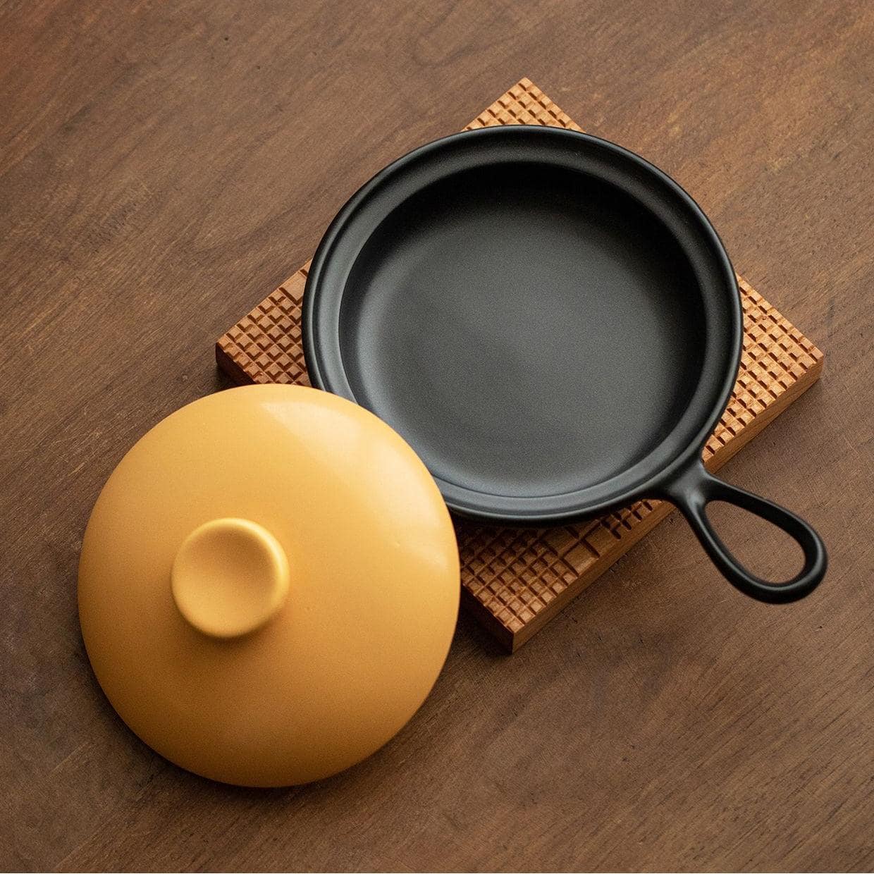 Minimalistic Japanese casserole pan for modern kitchens