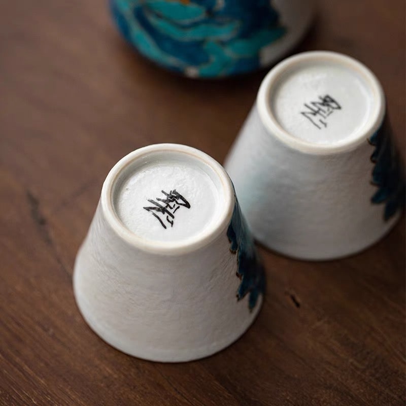 Elegant floral sake set with gold accents perfect for gifting.
