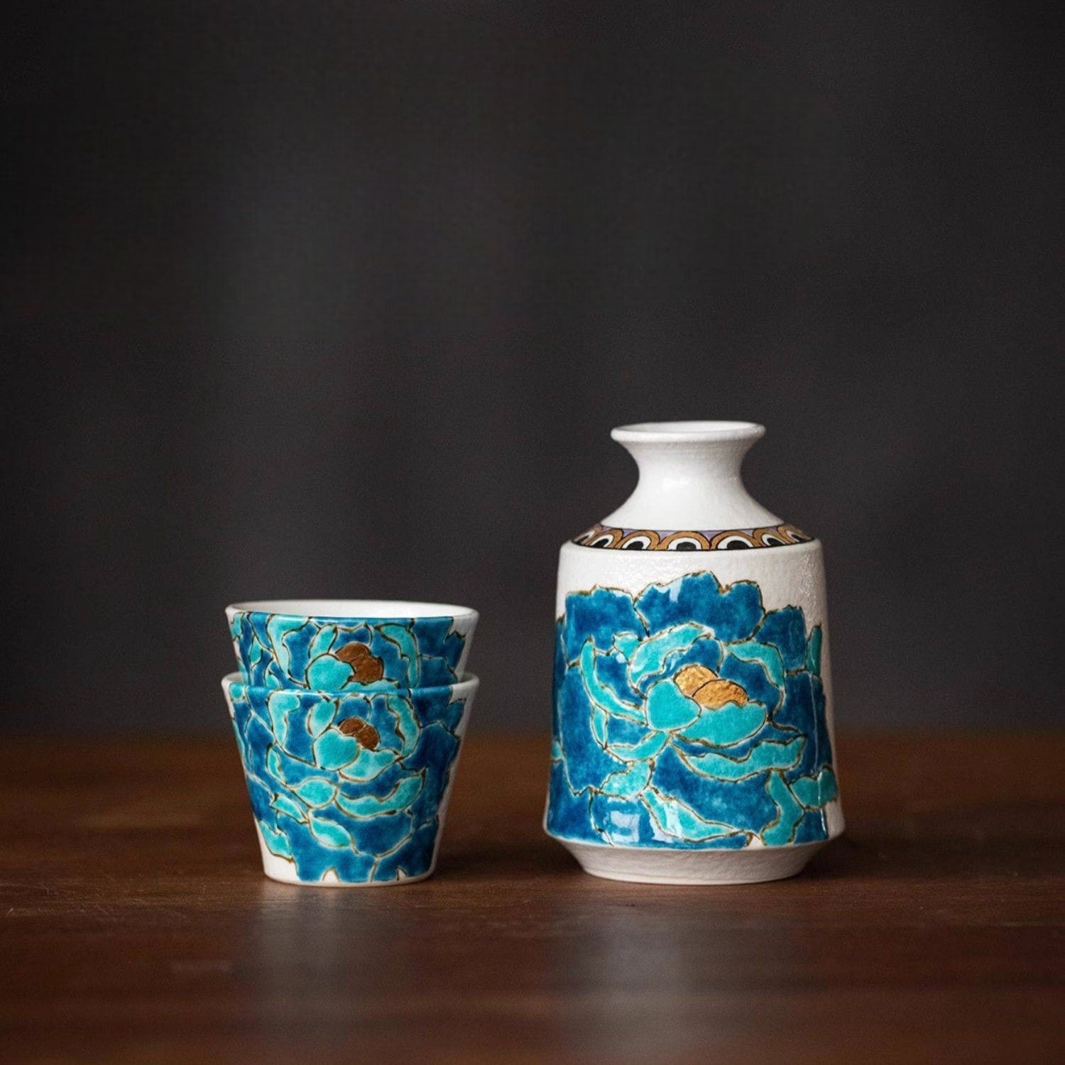 Elegant floral sake set with gold accents perfect for gifting.
