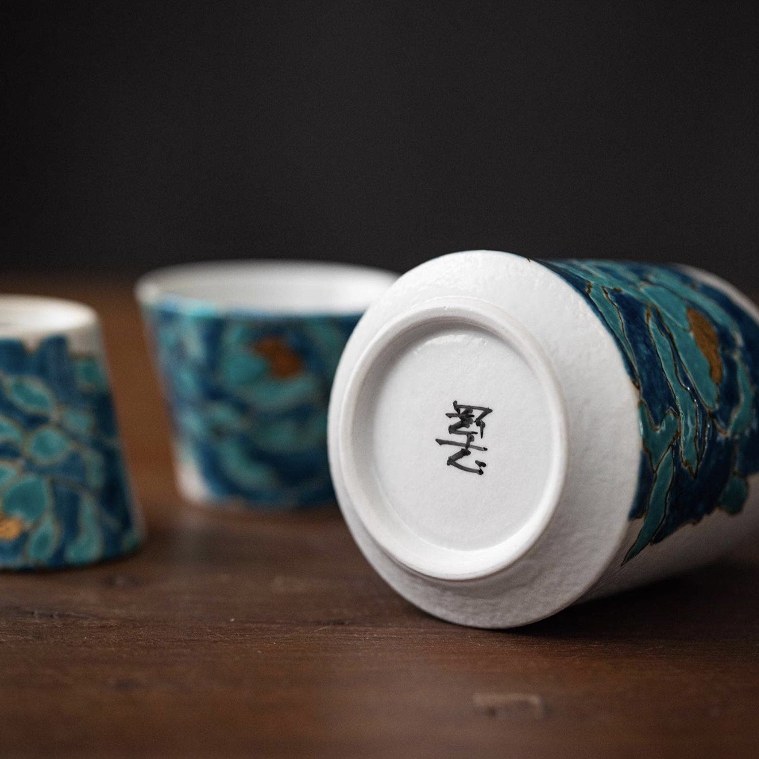 Artistic sake set featuring a peony motif on a serving tray.
