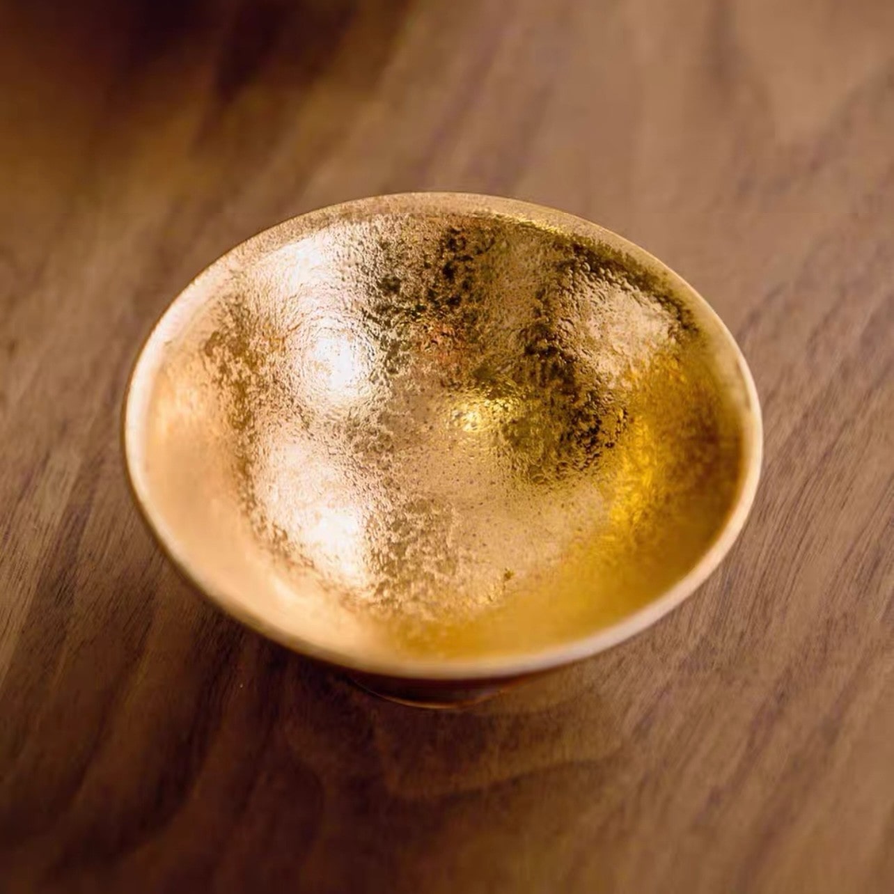 Artistic sake set with opulent gold accents perfect for gifting.
