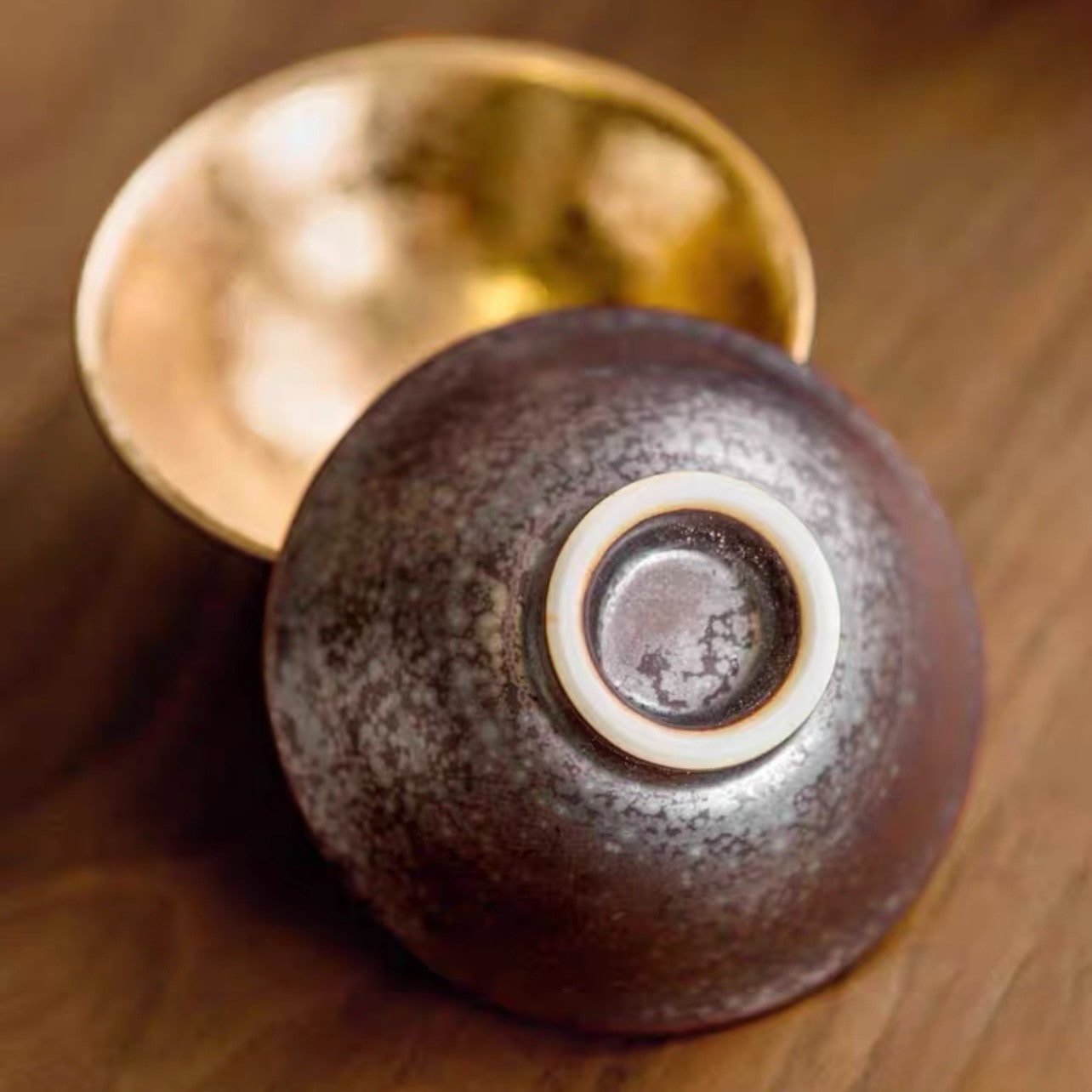 Artistic sake set with opulent gold accents perfect for gifting.
