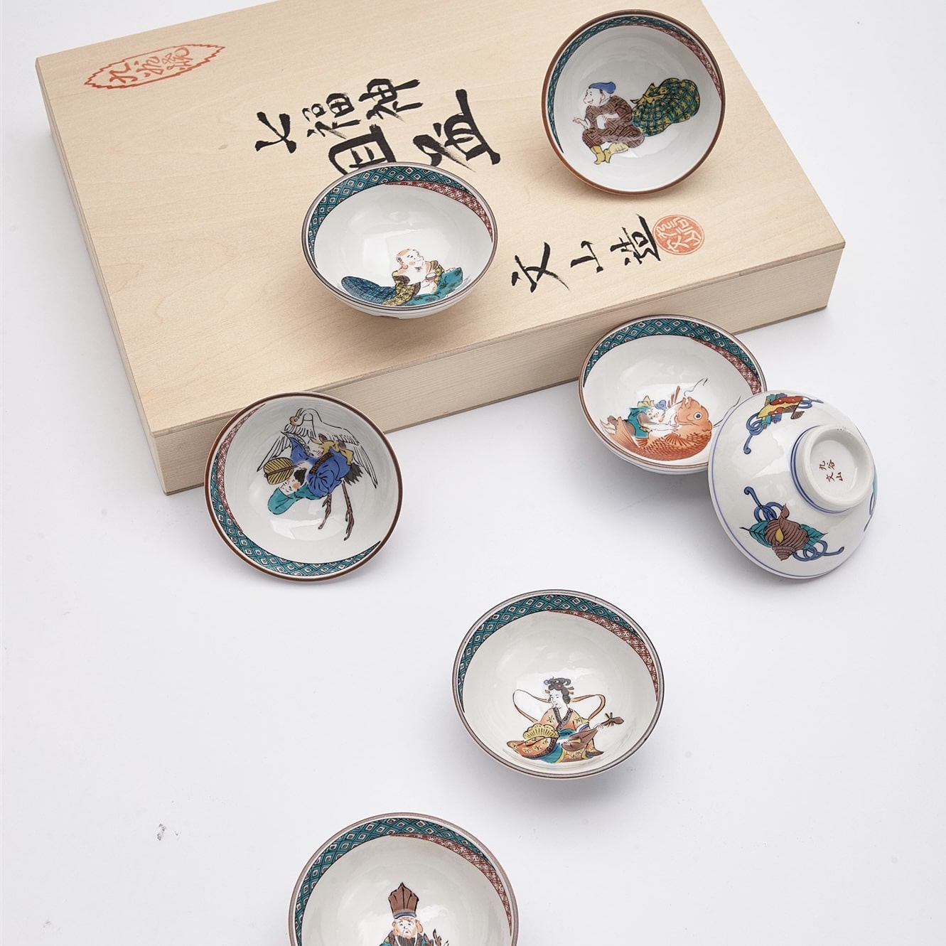 Six porcelain tea cups displayed with their elegant wooden box.
