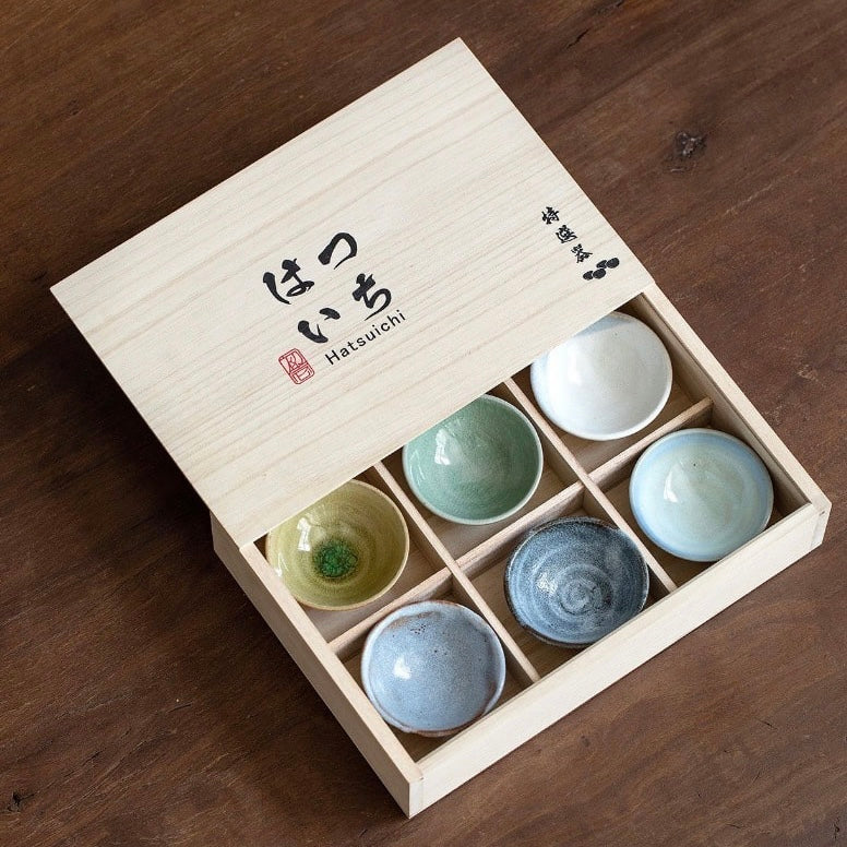 Gift-ready ceramic tea set by Hatsuichi.
