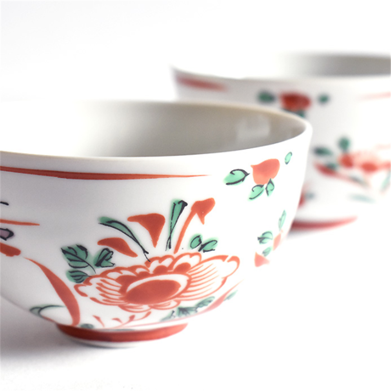 Decorative Japanese porcelain bowls perfect for gifting.
