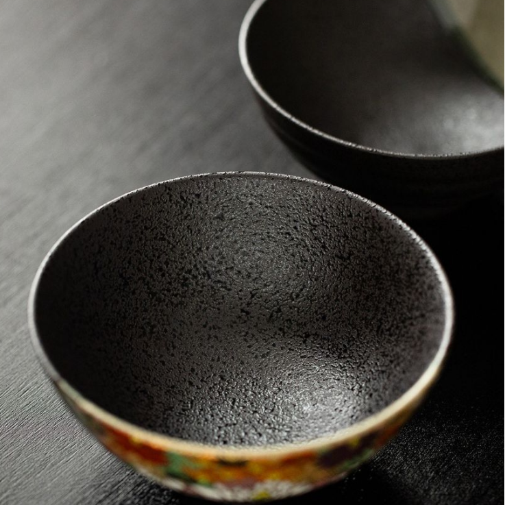 Decorative black and floral rice bowls with gift packaging.