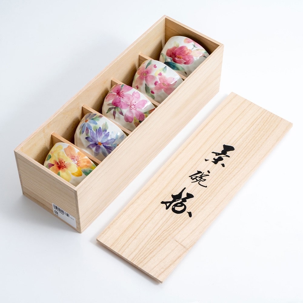 Set of hand-painted floral rice bowls in a wooden gift box with Japanese calligraphy.