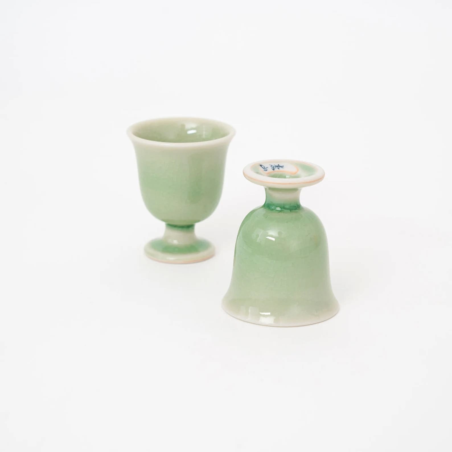 Exquisite green-glazed sake drinking set for refined gatherings